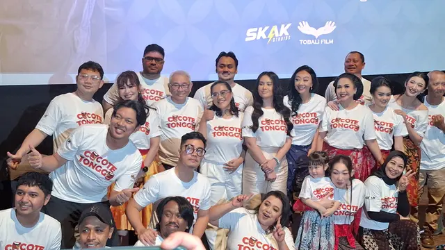 Bayu Skak bersama para pemain film Cocote Tonggo di acara Gala Premier