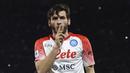 Pemain Napoli, Khvicha Kvaratskhelia, melakukan selebrasi setelah mencetak gol ke gawang Cremonese pada laga Liga Italia di Stadion Diego Armando Maradona, Minggu (12/2/2023). Tambahan tiga angka membuat Napoli berlari sendiri di puncak klasemen. (Alessandro Garofalo/LaPresse via AP)