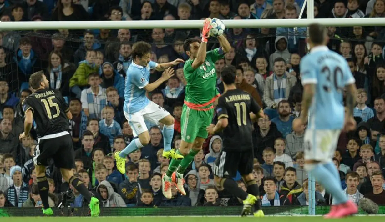 Kiper Juventus, Gianluigi Buffon mengamankan gawangnya dari tekanan pemain Manchester City di laga Grup D Liga Champions di Stadion Etihad, Manchester, Inggris, Rabu (16/9/2015) dini hari WIB. (AFP Photo/Oli Scarff)