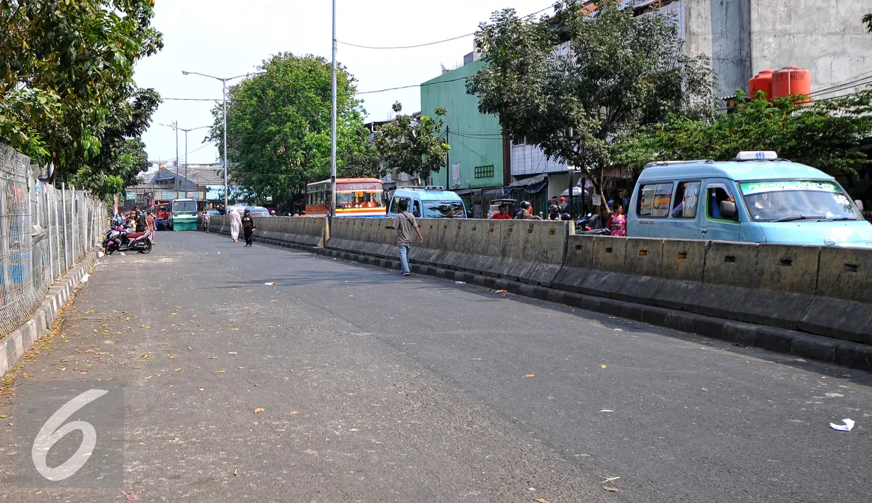 Suasana jalan utama Pasar Minggu, Jakarta Selatan saat memasuki H+5 Lebaran masih terlihat lenggang, Jakarta, Rabu (22/7/2015). (Liputan6.com/Yoppy Renato)