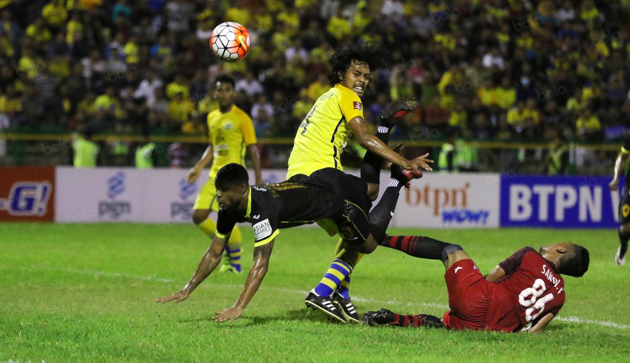Pemain Sriwijaya FC, Hilton Moreira (kanan) dihadang kiper dan pemain Gresik United pada laga Torabika SC2016 di Stadion Tridarma Gresik, Minggu (12/6/2016).  (Bola.com/Nicklas Hanoatubun)