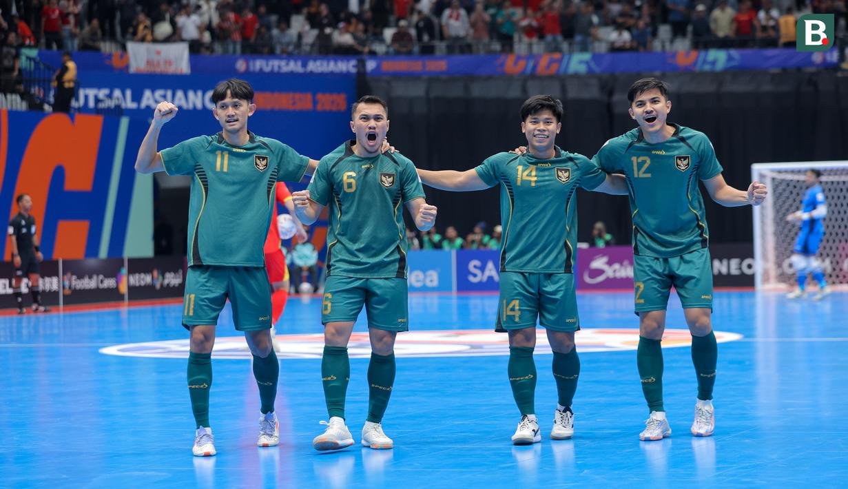 Para pemain Timnas Futsal Indonesia merayakan gol ketiga timnya ke gawang Vietnam dalam laga perempat final Piala Asia Futsal 2026 di Indonesia Arena, Senayan, Jakarta, Selasa (03/02/2026). (Bola.com/Bagaskara Lazuardi)