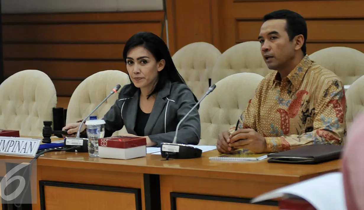 Anggota DPR-RI, Rieke DIah Pitaloka memimpin rapat tertutup mengenai Ketua Panitia Khusus Pelindo II di Jakarta, Kamis (15/10/2015). Dalam Rapat tersebut Rieke terpilih sebagai ketua Panitia Khusus Pelindo II. (Liputan6.com/JohanTallo)