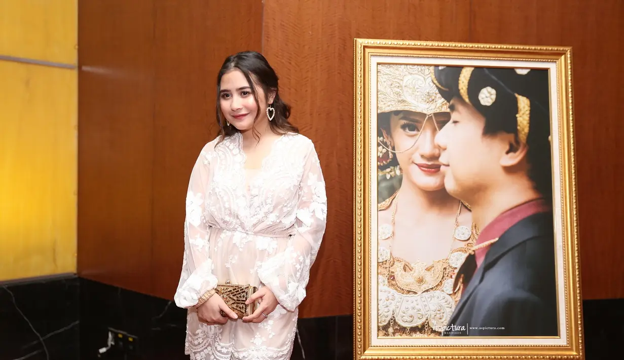 Ketika mengetahui tanggal pernikahan Radit dan Anissa yang juga berbarengan dengan jadwal penerbangannya ke Singapura, akhirnya Prilly memilih membatalkan jadwal penerbangannya tersebut. (Nurwahyunan/Bintang.com)