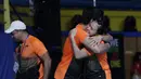 Ganda campuran, Praveen Jordan / Melati Daeva, merayakan kemenangan atas ganda Malaysia, Goh Soon Huat / Lai Shevon pada laga final SEA Games 2019 di Multinlupa Sports Complex, Senin (9/12). Praveen / Melati menang 21-19, 12-21 dan 23-21. (Bola.com/M Iqbal Ichsan)