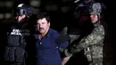 Ekspresi bos narkoba Joaquin "El Chapo" Guzman saat dikawal ketat oleh tentara di kantor Kejaksaan Agung, Meksiko (8/1/2016). Joaquin "El Chapo" Guzman melarikan diri dari penjara melalui terowongan yang ia buat pada 11 Juli 2015. (REUTERS/Henry Romero)