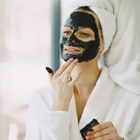 Manfaat dari menggunakan masker wajah berbahan dasar kopi dan air mawar. (pexels.com/@gustavo-fring)