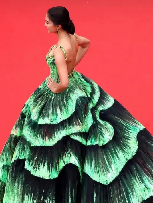 Di karpet merah, Raline Shah tampil glamor mengenakan ball gown warna hijau. Gaun ini merupakan rancangan desainer Dubai, Michael Cinco. (Instagram/michael5inco).