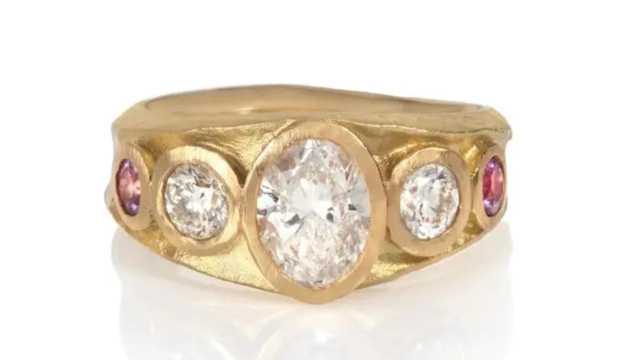 Dua Lipa Diduga Dilamar dengan Cincin Chunky, Apakah Jadi Tren Lamaran Terbaru di 2025?