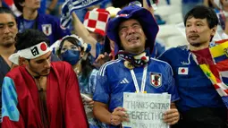 Suporter Jepang bereaksi setelah Kroasia mengalahkan Jepang pada pertandingan sepak bola babak 16 besar Piala Dunia 2022 di Stadion Al Janoub, Al Wakrah, Qatar, 5 Desember 2022. Jepang disingkirkan Kroasia dari Piala Dunia 2022 lewat adu penalti. (AP Photo/Francisco Seco)