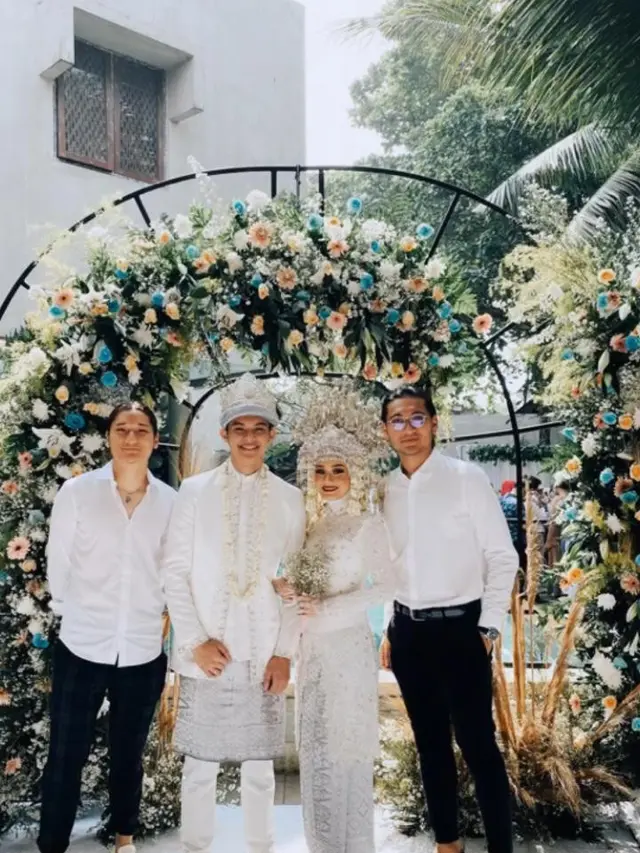 Gaya Seleb di Pernikahan Dinda Hauw dan Rey Mbayang