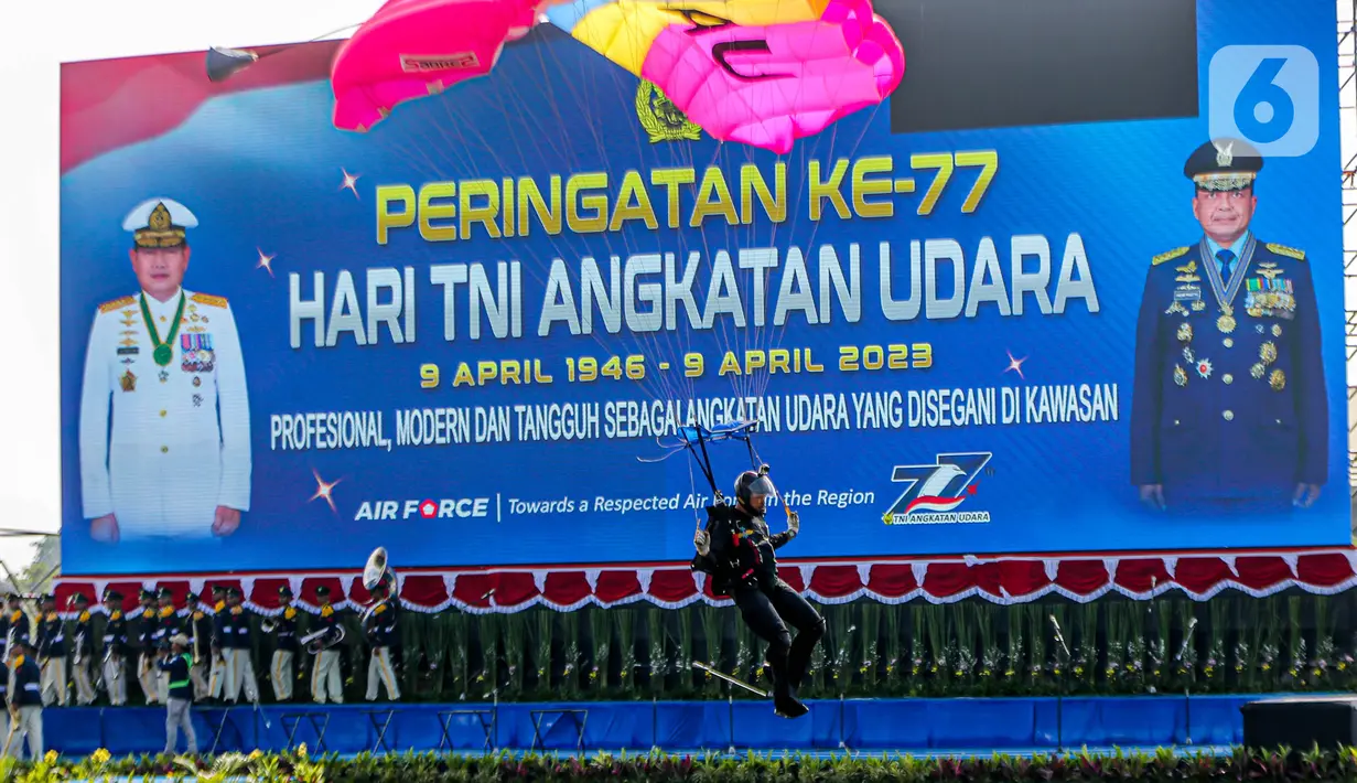 Beberapa di antaranya ada yang terjun sambil mengibarkan bendera TNI, TNI AU, bendera Komando Pasukan Gerak Cepat (Kopasgat) dan bendera Merah Putih. (Liputan6.com/Faizal Fanani)