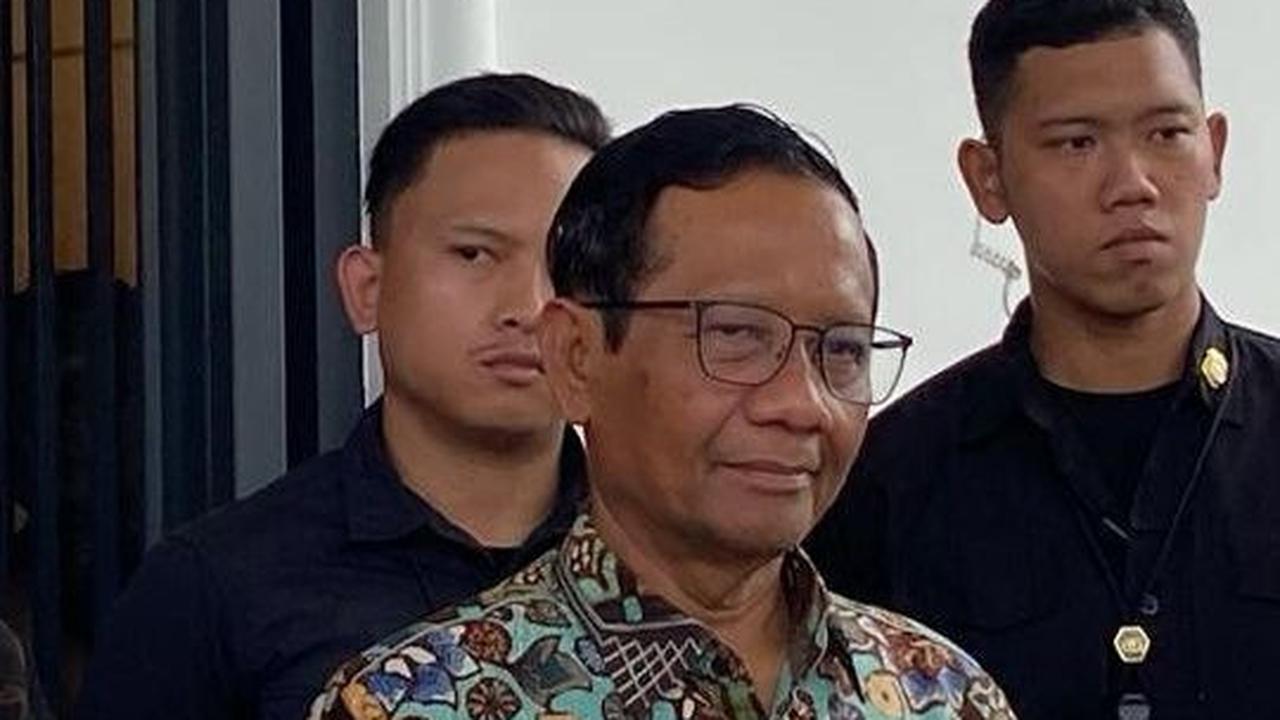 Mahfud melihat belakangan ahli-ahli sudah berbicara kalau hak angket itu urusan DPR dan partai politik.