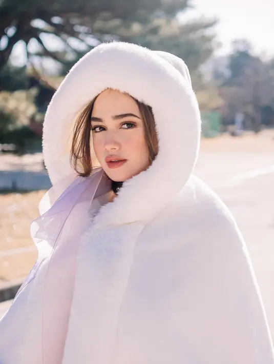 Hanbok tersebut dipadukannya dengan sarung tangan bulu dan cape bulu berwarna putih untuk tetap hangat di musim dingin. [@syifahadju]