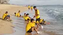 Para pemain Arema Cronus, bersantai usai latih fisik di Pantai Balekambang, Malang. Latihan di pantai itu bertujuan agar skuat Singo Edan rileks dan menikmati sesi latihan. (Bola.com/Kevin Setiawan)