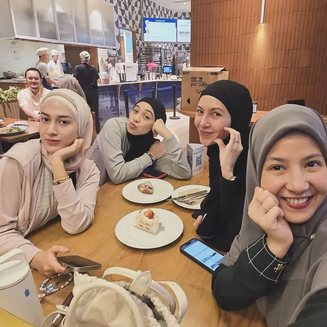 10 Potret kompak geng Rahayu saat ngumpul bareng, momen liburannya curi perhatian