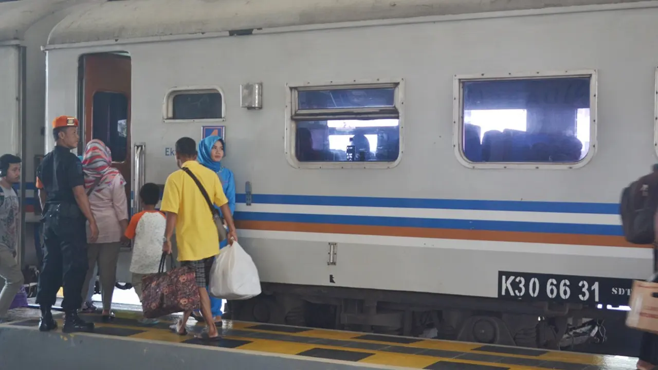 Penumpang bersiap naik ke kereta api di Stasiun Sidareja, Cilacap. (Liputan6.com/Muhamad Ridlo)