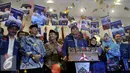 Sekjen Partai Demokrat Hinca Panjaitan (tengah) memberikan sambutan di dampingi Wahidin Halim dan Andika Hazrumi saat deklarasi dan penandatanganan pakta integritas di Kantor DPP Partai Demokrat, Jakarta, Senin (8/8). (Liputan6.com/Johan Tallo)