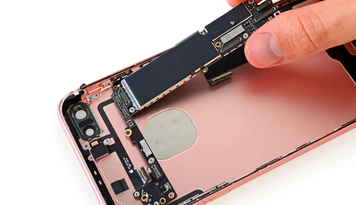 Logic board iPhone 7 Plus diperlihatkan dalam sesi bedah iFixit's. Ponsel ini dibesut dengan chipset Apple A10 Fusion dan CPUQuad-core 2.23 GHz. (Courtesy iFixit/REUTERS)