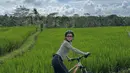 Acha juga menikmati Bali dengan bersepeda. Tampil dengan gaya sporty look, lengkap dengan helmnya. [@septriasaacha]