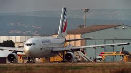 Penerbangan Air France dari Aljazair disantroni oleh empat teroris Pada malam Natal 1994. Empat pria bersenjata mengancam penumpang usai lepas landas menuju Perancis. Akibat hal ini penumpang dan keempat teroris itupun tewas seketika. (GEORGES GOBET/AFP)