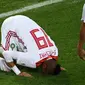 Penyerang Maroko Youssef En-Nesyri melakukan sujud syukur usai mencetak gol kedua untuk timnya saat melawan Spanyol dalam pertandingan Piala Dunia 2018 di Stadion Kaliningrad, Rusia (25/6). (AFP/Ozan Kose)