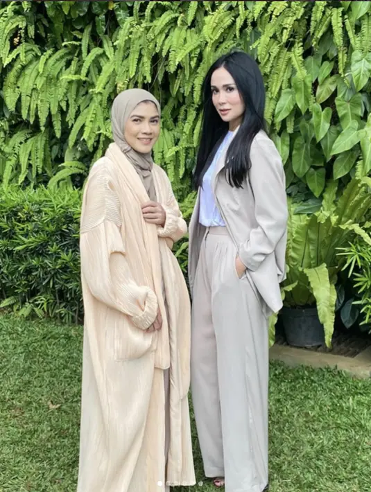 Mengenakan gaya one set bernuansa earth tone, tampilan old money yang sukses tuai pujian. [Sumber: Instagram/Loemongga]