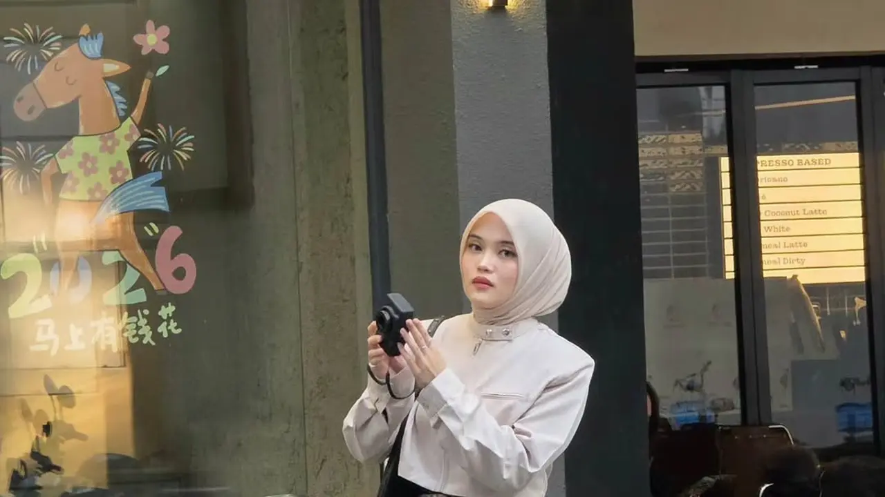 Gaya Modest Preppy Delina Putri Liburan di China dengan Rok Tartan dan Cropped Jacket