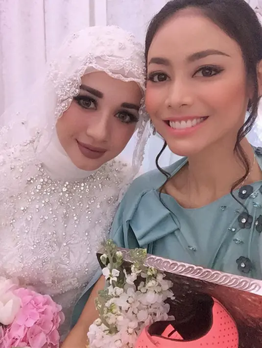 Tak kalah bahagia, Whulandary Herman pun juga menuliskan: “My beautiful #bubel. Dear Sayang ku @laudyacynthiabella Semoga Allah SWT senantiasa melimpahkan berkah kebahagian untuk bubel, Bang E , and Princess Aleesya❤”. (Instagram/Whulandary)
