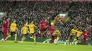 Bek Liverpool, Joel Matip (tengah) mengontrol bola saat bertanding melawan Wolverhampton Wanderers pada putaran ketiga Piala FA di stadion Anfield, Inggris, Minggu (8/1/2023). Hasil imbang ini berarti kedua tim akan bertemu dalam pertandingan ulang (replay) di kandang Wolves, Molineux, untuk menentukan pemenang yang berhak melaju ke putaran Piala FA 2022-2023 berikutnya. (AP Photo/Jon Super)