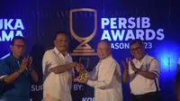 Komisaris PT PBB  Zaenuri Hasyim saat memberikan penghargaan kepad Dada Rosada. (Erwin Snaz/Bola.com)
