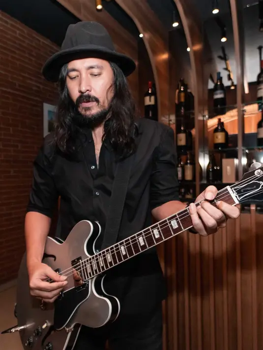 Ello juga tak jarang terlihat mengenakan topi koboi seperti terlihat dalam foto ini. Dengan outfit serba hitamnya, Ello menambahkan aksesori berupa topi hitam yang membuat penampilannya semakin memesona. Foto: Instagram.