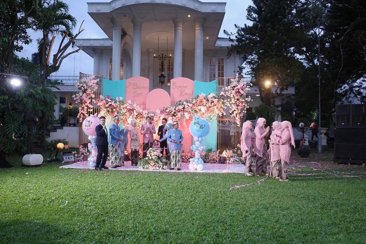 Bestie Till Jannah, 8 Potret Geng Mamayu Jadi Pagar Ayu di Acara Gender Reveal Lesti Kejora - Aurel Hermansyah Hingga Margin Wieheerm Pakai Kebaya Seragam