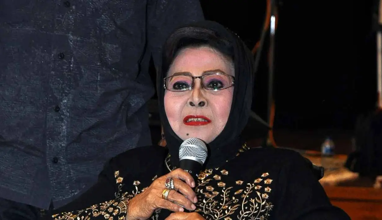 Ari menjelaskan bila ibundanya sakit saat berada di Jakarta. Bahkan, Ari yang saat itu menjemput ibunya dalam kondisi setengah sadar. Bahkan, ibunya sempat tidak mau makan. (Adrian Putra/Bintang.com)