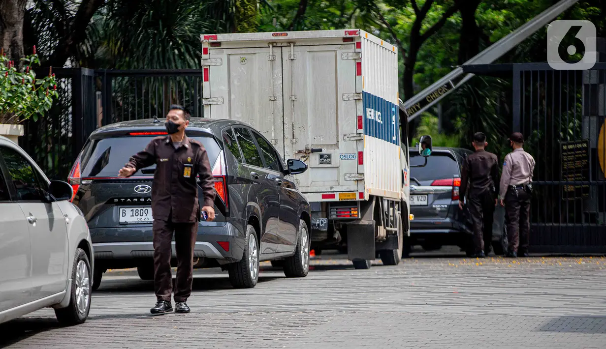 Pintu masuk menuju lokasi Apartemen Dharmawangsa Essence turut dijaga ketat oleh sekuriti. (Liputan6.com/Faizal Fanani)