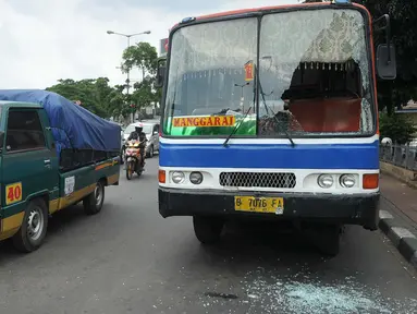 Metromini 17 jurusan Pasar Senen - Manggarai dirusak oleh sekelompok orang di Manggarai, Jakarta, Selasa (19/4). Belum diketahui maksud dari pengerusakan tersebut. (Liputan6.com/Gempur M Surya)