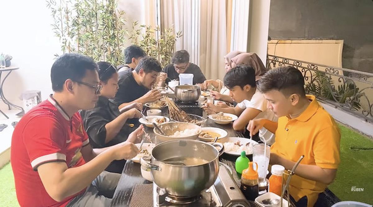 6 Potret Balkon Rumah Ruben Onsu Desain Semi Terbuka, Spot Favorit Kumpul Keluarga