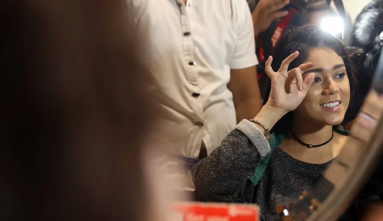 Belum lama ini, artis kelahiran 6 Desember itu baru saja merayakan ulang tahun ke-28. Banyak kejutan dari keluarga. Suaminya yang tidak bisa memilih barang untuk wanita, memberikan kado yang menurutnya oke. (Nurwahyunan/Bintang.com)