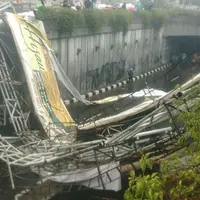 9 orang jadi korban robohnya Jembatan Penyeberangan Orang (JPO) Pasar Minggu, 3 orang meninggal dunia. (Via: twitter.com)