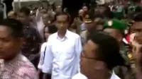 Antisipasi BBM Naik, Jokowi Bagikan Kartu ke Pengungsi Sinabung