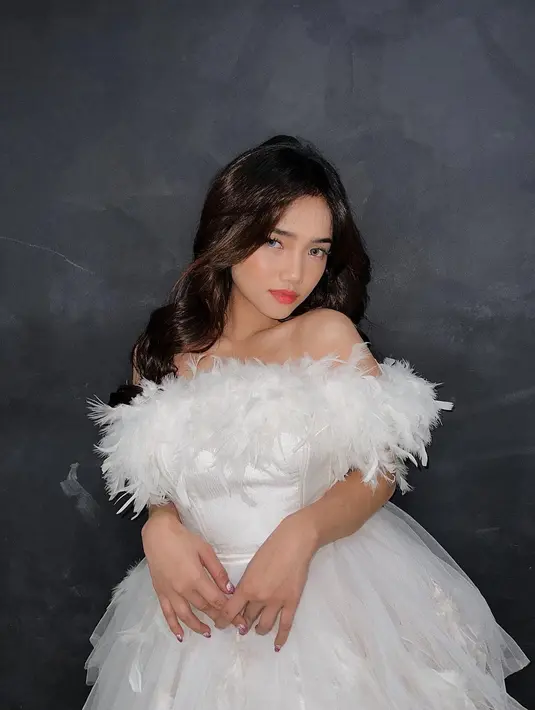 Terbaru penampilannya untuk Tiktok Reply 2023. Pemeran “Bukan Cindercella” ini berdandan bak white swan dalam balutan off shoulder tulle dress warna putih. [fuji_an]