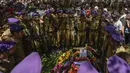 Tentara Israel berpelukan di dekat makam Staf Sersan. Shilo Yosef Amir saat pemakamannya di pemakaman Mount Herzl di Yerusalem, Jumat, 7 Juli 2023. (AP Photo/Ohad Zwigenberg)