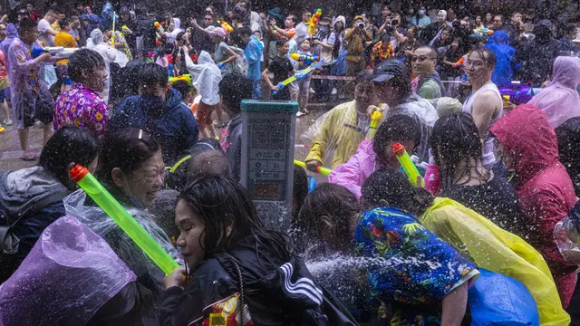Perang Air Songkran Kembali ke Jalanan Hong Kong