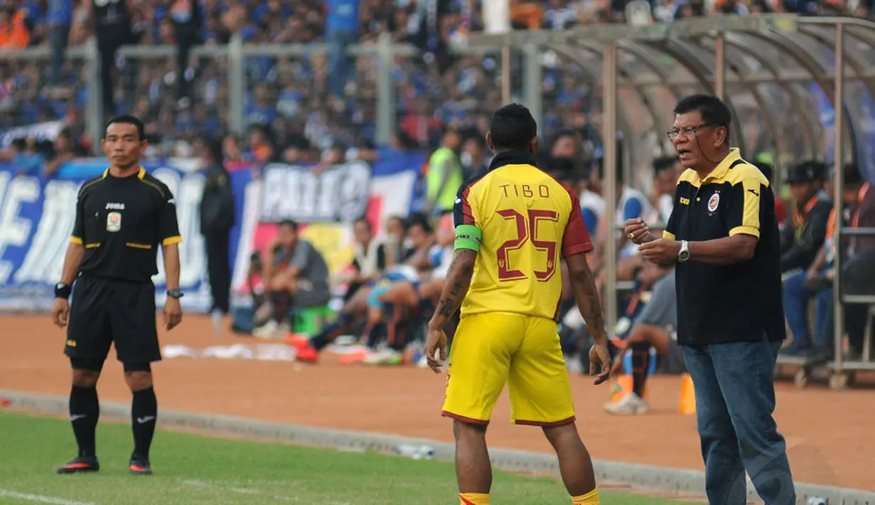 Pelatih Sriwijaya FC, Benny Dollo (kanan) memberikan arahan pada Titus Bonai (tengah) saat berlaga melawan Arema Cronus di Trofeo Persija di Stadion GBK Jakarta, (11/1/2015). (Liputan6.com/Helmi Fithriansyah)