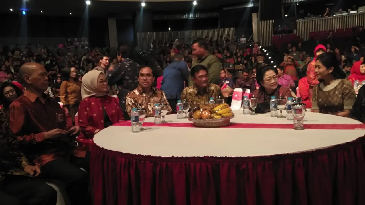 Presiden ke-5 RI Megawati Soekarnoputri menerima penghargaan Bhakti Teratai Putra Indonesia.