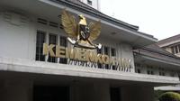 Berdasarkan pantauan Liputan6.com, Jumat (7/11/2014), papan nama Kemenko PMK sudah terpampang di bagian depan kantor.