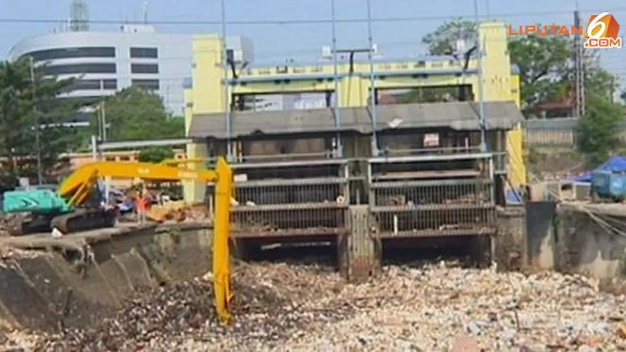 petugas-pintu-air-130717c.jpg