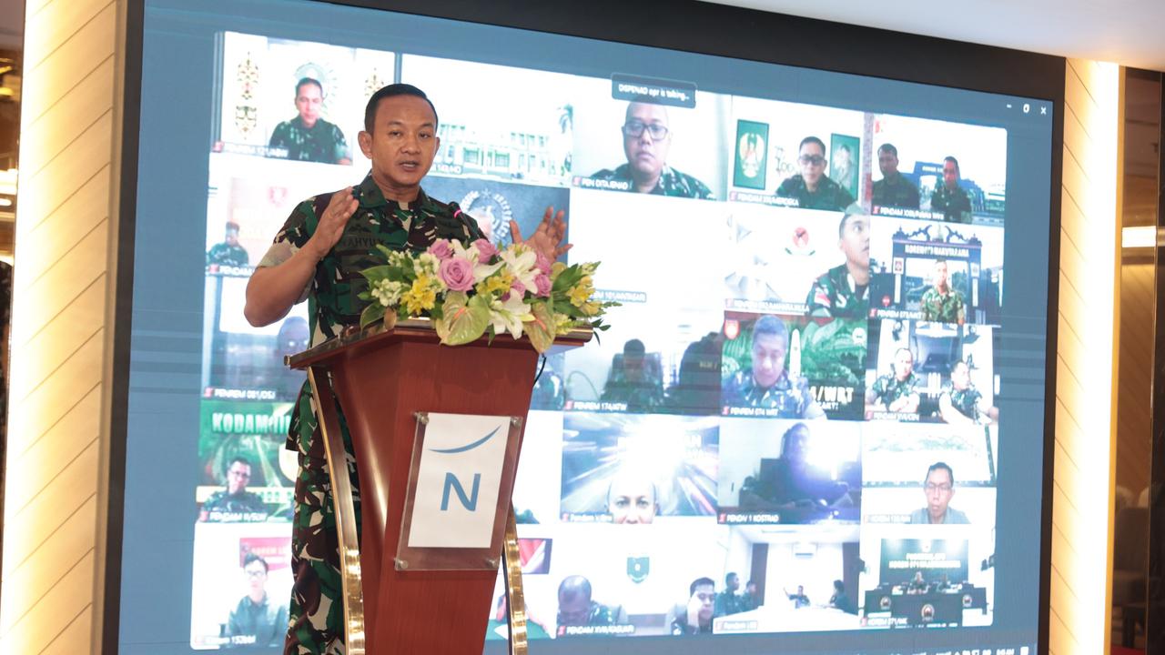 Kadispenad Brigjen TNI Wahyu Yudhayana saat membuka pelatihan jurnalistik bagi para personel penerangan TNI AD di Hotel Novotel Mangga Dua, Jakarta, Kamis (9/10/2025)