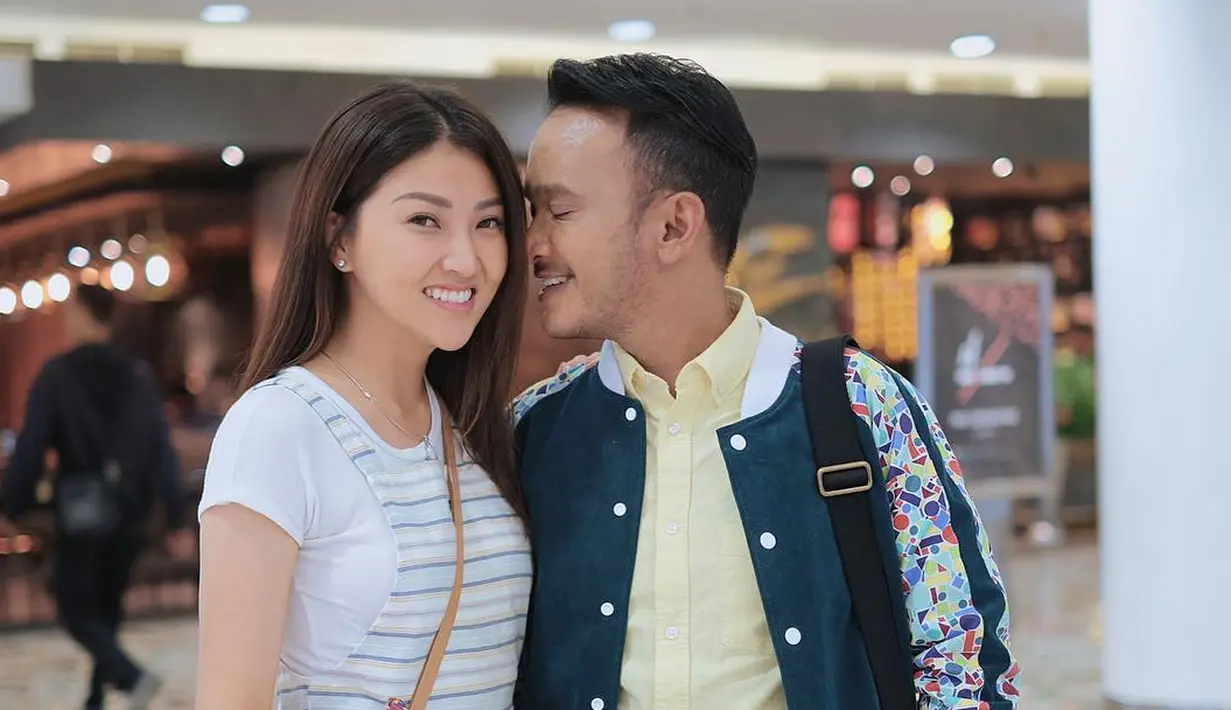 "Sarwendah ke sana kan karena keperluan masa depan. Jadi, karena saya lagi mau buka usaha di Hong Kong, saya harus belanja barang dari Taiwan," kata Ruben Onsu. (Instagram/sarwendah29)