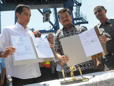 Gubernur DKI Jakarta dan Gubernur Sulawesi Selatan melakukan penandatanganan MoU di Pelabuhan Makassar, Minggu (11/5/14). (Liputan6.com/Herman Zakharia)